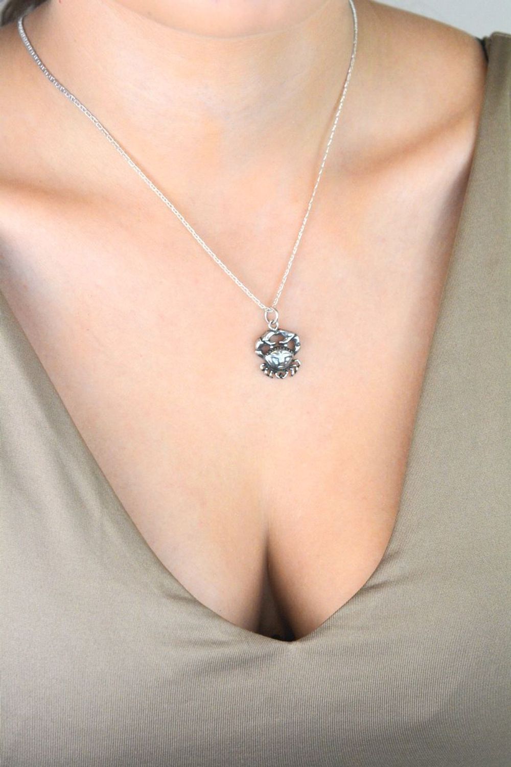 Srebrna zawieszka próba 925 w kształcie znaku zodiaku Rak, wymiary 2,0 cm x 1,7 cm, waga 1,80 g. Subtelna biżuteria z symboliką zodiaku.1.jpg